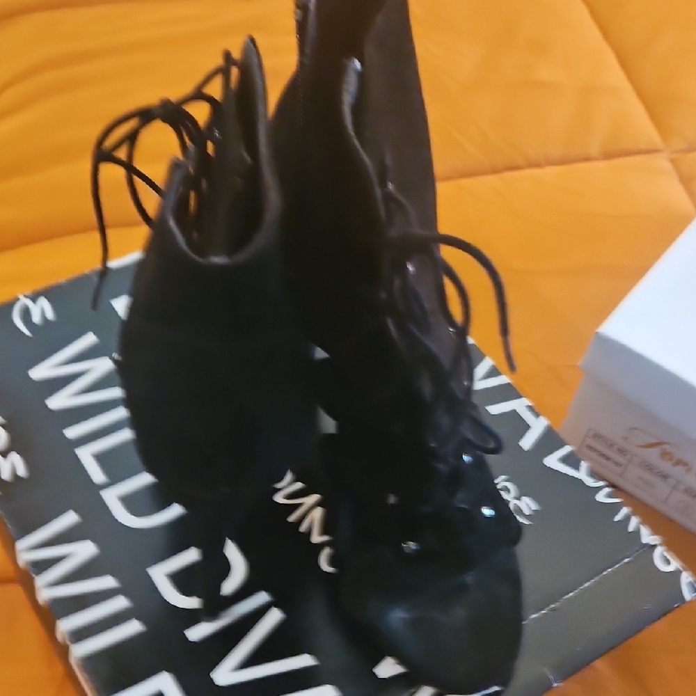 Wild Diva Black Lace-Up Boots Sleek Design